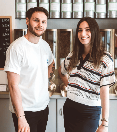 Photo de Florian (homme) et Léa (femme), torréfacteurs et propriétaires du café/torréfaction Café Côme à Grenoble.