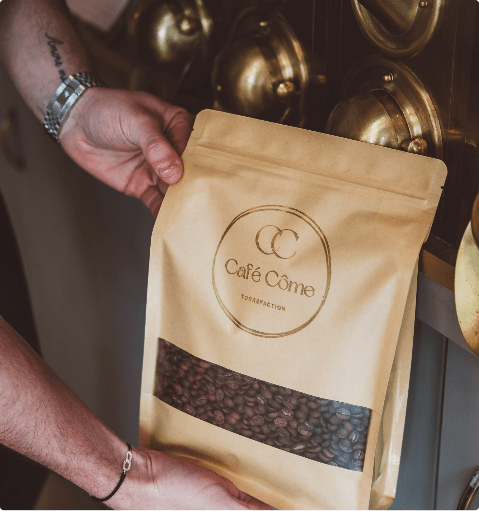 Grain de café torréfiés dans un packaging de Café Côme, torréfaction à Grenoble.