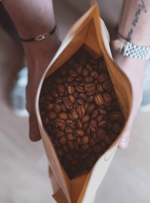 Grain de café de la torréfaction café Côme dans un packaging.